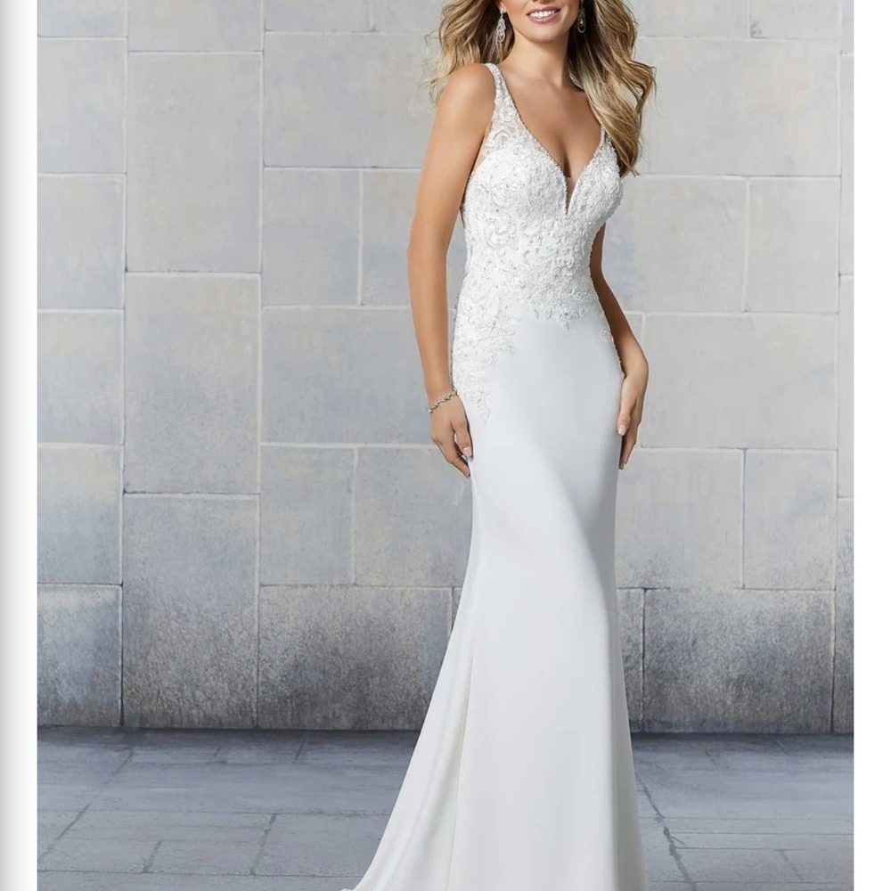 Elegant Ivory Lace Wedding Dress